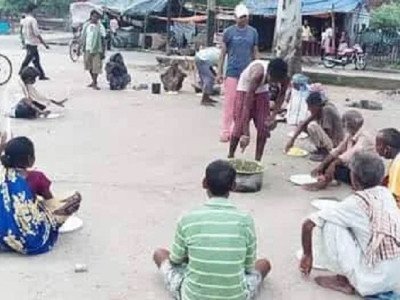 300 से 400 लोग खाना खाने आते हैं