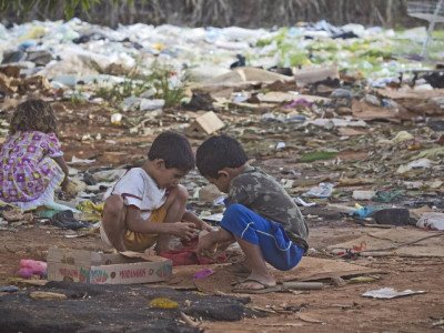जिंदगी बहुत मुश्किलों में गुजर रही है।